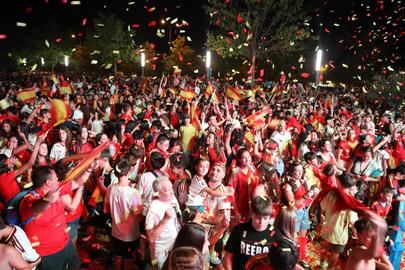 Más de 5.000 vecinos de Alcobendas celebran unidos la histórica victoria de España