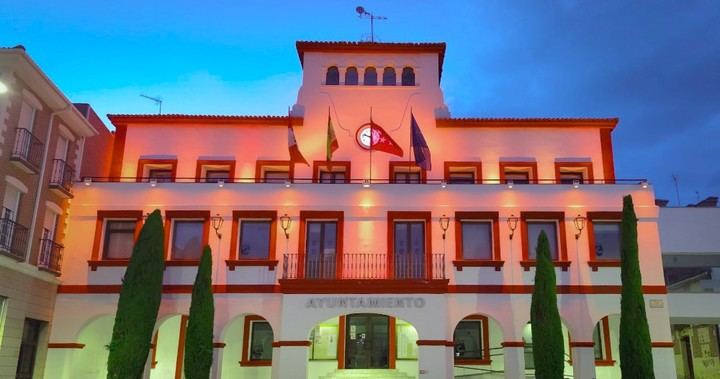 La ciudad ilumina su Ayuntamiento en apoyo al Día Internacional de la Distrofia Muscular FSHD