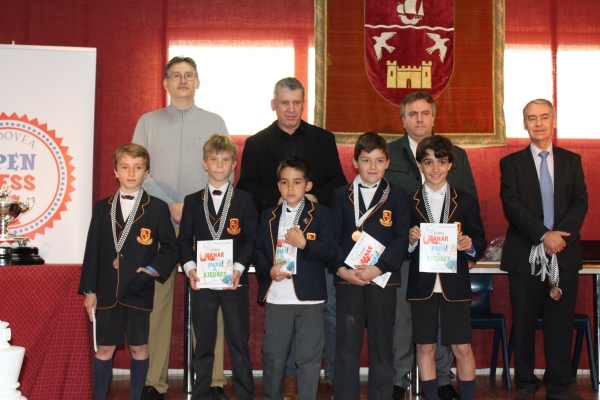 Imagen de los alumnos del colegio Runnymede, ganadores del II Torneo de Ajedrez Open Chess de Madrid celebrado en el colegio Aldovea