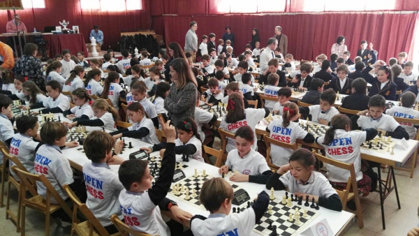 Imagen panorámica de los alumnos de los colegios participantes disputando el II Torneo Open Chess de Ajedrez organizado por el colegio de Fomento Aldovea