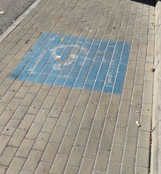 Imagen de una plaza de aparcamiento para personas con movilidad reducida en la localidad