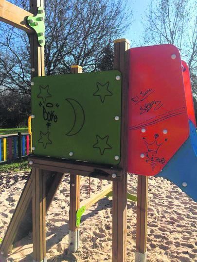 Los grafiteros pintan los bancos del parque del Soto