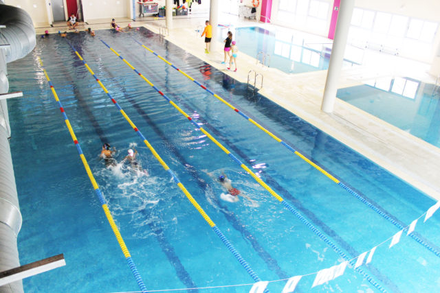 Imagen de la piscina del colegio Estudiantes Las Tablas donde se dan las actividades de la Escuela de Natación