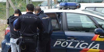 La Policía Nacional ha detenido aun individuo por robar en el interior de 15 vehículos