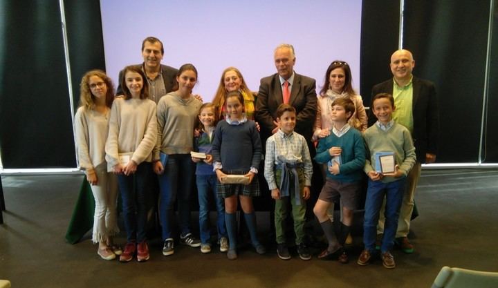 Imagen de los ganadores con el concejal de Educación y Cultura del Ayuntamiento de Alcobendas, Fernando Martínez y miembros del Jurado de los Pimeros Premios de Cuentos de la Asociación Juvenil Peñalara