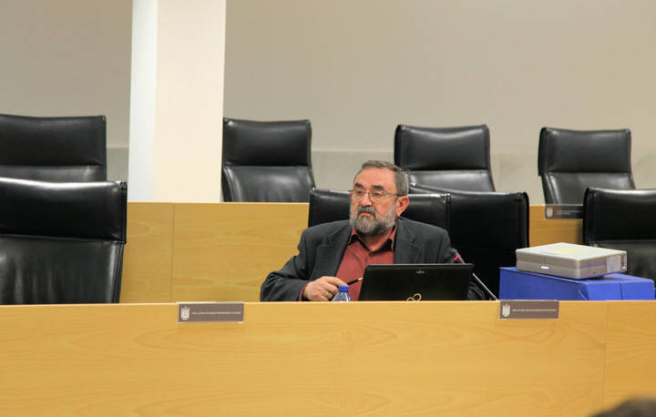 Imagen de Ramón Sánchez Arrieta,  concejal responsable socialista del área de Economía del Ayuntamiento durante su ponencia a los vecinos
