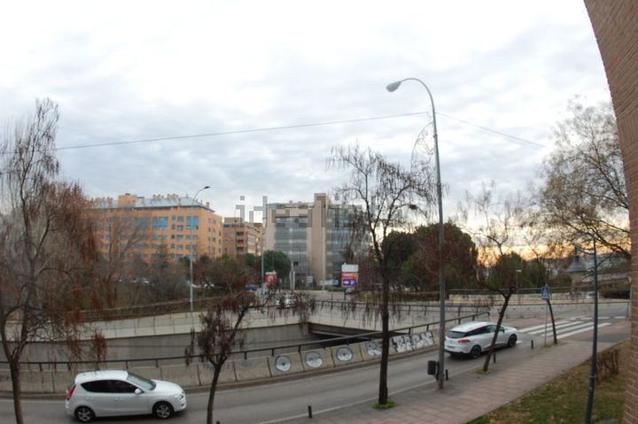 Dos policías nacionales salvan a una mujer cuando se iba a suicidar desde un puente en Alcobendas