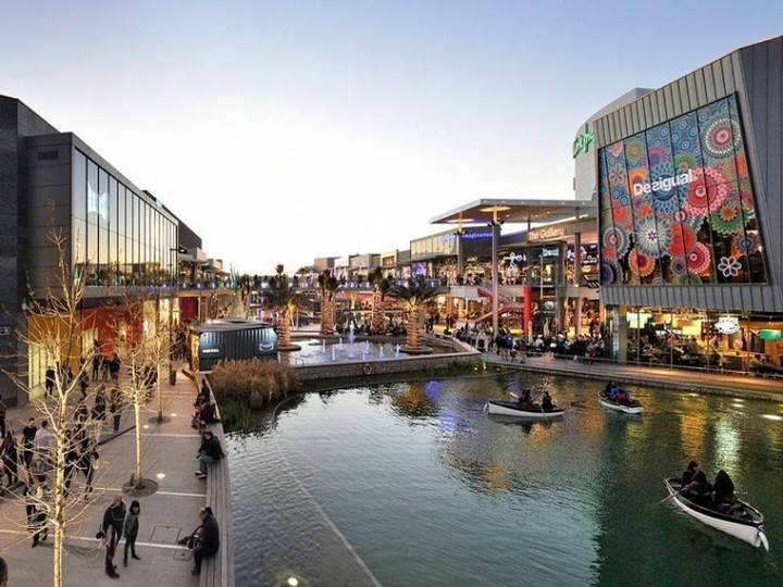 Imagen del centro comercial Puerto Venecia, en Aragón y que pertenece a la empresa británica Intu