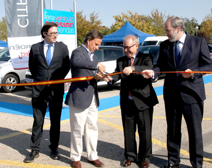 De izquierda a derecha,  Agustín Martín, concejal de  Economía y Hacienda, Empleo, Emprendimiento, Comercio y Nuevas Oportunidades, Ignacio García de Vinuesa, alcalde de Alcobendas, Javier Beitia, Presidente de Asociaciones de Empresarios de Alcobendas(AICA) y Luis Suárez de Lezo, Gerente de AICA. 