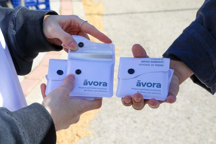 Alcobendas promueve el civismo ambiental con la distribución de ceniceros portátiles en las Fiestas de San Isidro