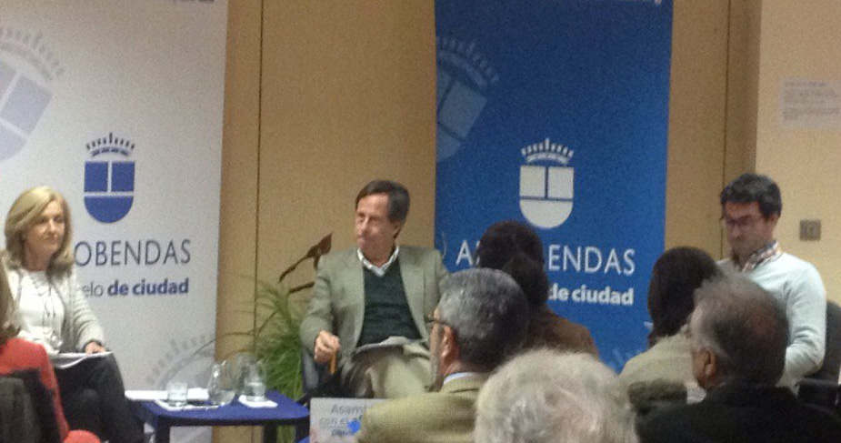 Imagen de la reunión de los vecinos con el Alcalde de Alcobendas, donde García de Vinuesa informó que va a hacer una consulta popular