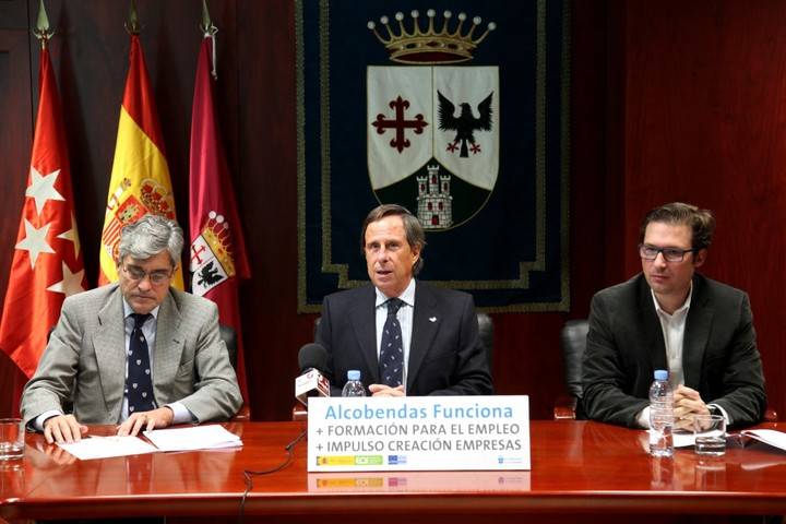 De izda a drcha; Adolfo Cazorla, Director General de la Escuela e Organización Industrial, Ignacio García de Vinuesa, alcalde de Alcobendas y Agustín Martín, concejal de Economía, Empleo y Nuevas Oportunidades. 