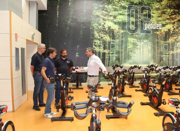 Imagen de la visita del alcalde y el concejal del distrito Norte a sala de spinning donde se han sustituido las bicicletas