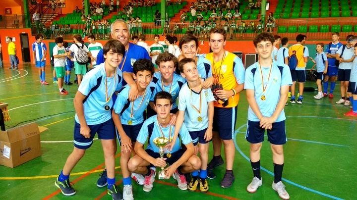 Imagen del equipo del colegio St George, campeón de la categoría infantil