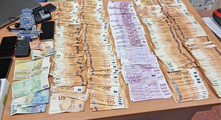 La Policía Nacional intercepta vehículo de lujo con más de 60.000 euros y drogas en el maletero