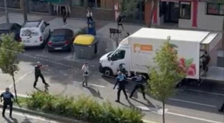 Un hombre ataca a varios policías con un cuchillo en Alcobendas