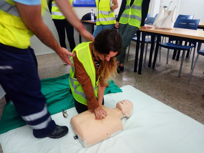 Imagen de un taller de RCP similar al que están recibiendo los alumnos del colegio Base de La Moraleja.