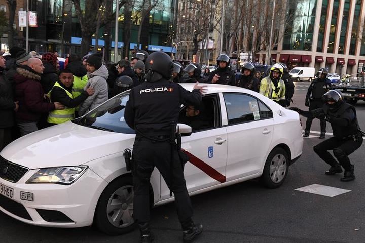 El monopolio del taxi, herencia de la dictadura franquista