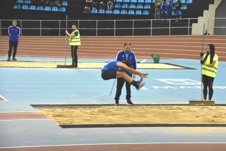 Imagen del Atleta del Club Atletismo Colegio Base en pleno salto 