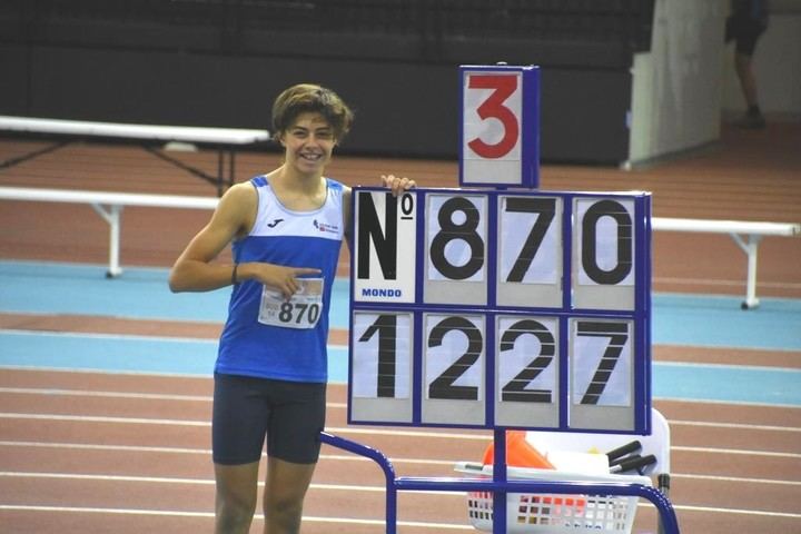 Imagen del Atleta Astor Snaider con la marca conseguida 