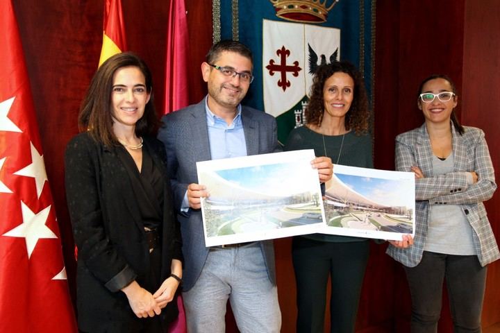 Imagen de los firmantes del convenio entre el Ayuntamiento y el Centro Comercial y Ocio Heron Diversia. De izquierda a derecha, vemos a Silvia Vázquez, apoderada del centro,Rafael Sánchez Acera, alcalde de la ciudad, Carmen Arias, Gerente de Diversia y Cristina Martínez, concejal de Medio Ambiente y Vías Públicas