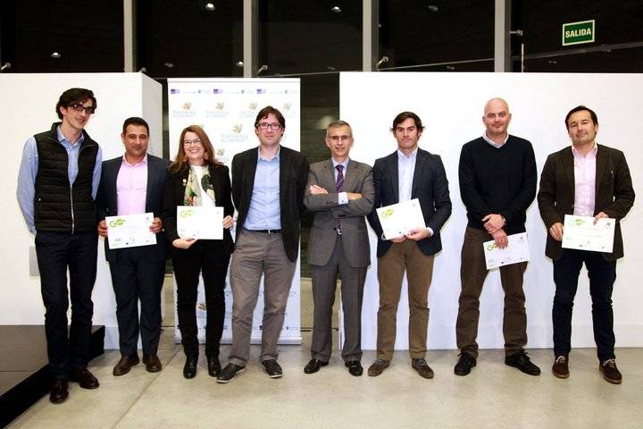 Imagen del Joven empresario, Jose Javier Larrea cuando recogió el premio de manos del Alcalde de Alcobendas al finalizar la cuarta convocatoria del espacio Startup Alcobendas