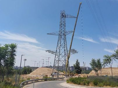 Una torre de 47 metros se levanta a solo 30 metros de las casas de La Moraleja y los vecinos exigen una solución