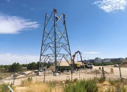 Una torre de alta tensión desata la rebelión vecinal en La Moraleja