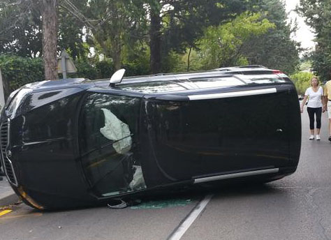 Vuelca un vehículo en la calle Jazmín