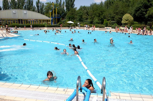 Primeros chapuzones en las piscinas de Sanse y Alcobendas