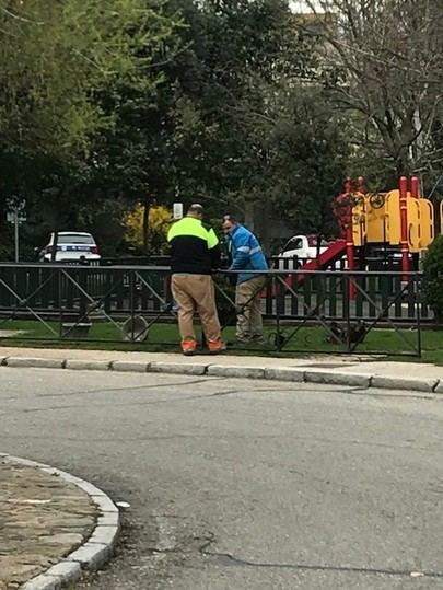 Colocada una valla de seguridad en la zona infantil del Encinar de los Parques