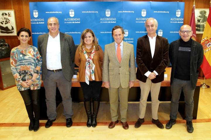 Imagen de la firma del convenio de los tres presidentes de los clubes deportivos con el alcalde de Alcobendas y las concejales responsables de las áreas