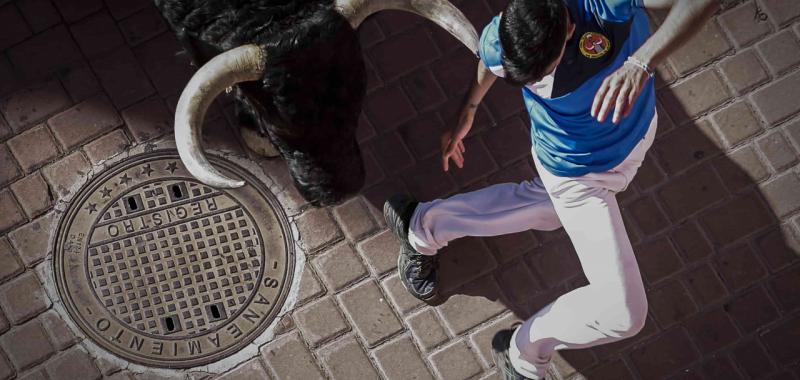 El tercer premio fue para Rodrigo Jiménez por la  fotografía titulada “Entre las astas”