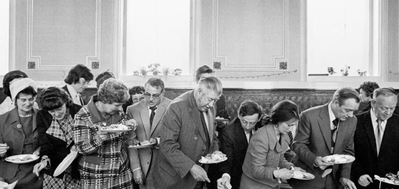 Banquete inaugural del Alcalde de Todmorden, Todmorden, West Yorkshire, Inglaterra, 1977 © Martin Parr / Magnum Photo.