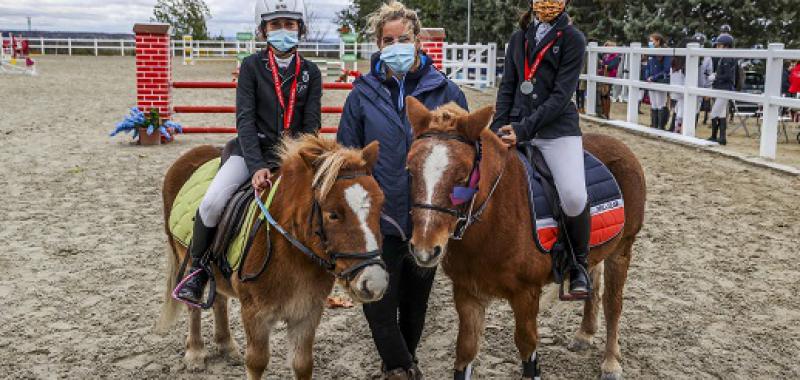 Medallistas en Ponis A con Bea su profesora